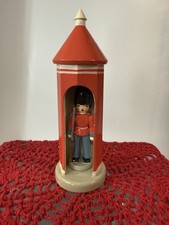 Estatueta ERZGEBIRGE Wendt Kuhn Casa da Guarda Dinamarquesa Madeira Esculpida Alemanha Vintage comprar usado  Enviando para Brazil