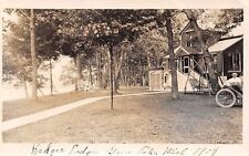 Gunn Lake MI Vintage 1909 Auto~Badger Lodge~Balanço de Casal~Cadeiras de Gramado RPPC comprar usado  Enviando para Brazil