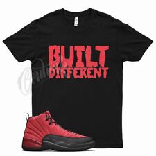 Camiseta preta CONSTRUÍDA DIFERENTE para J1 12 jogo de gripe reversa Varsity vermelha criada , usado comprar usado  Enviando para Brazil