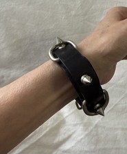 Pulseira de couro preto cravejada espiga gótica punk emo grunge metal taco comprar usado Pulseira de couro preto cravejada espiga gótica punk emo grunge metal taco comprar usado  Enviando para Brazil
