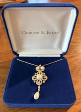 Colar pingente/broche pérola falsa Camrose & Kross Jacqueline Kennedy Notre Dame, usado comprar usado  Enviando para Brazil