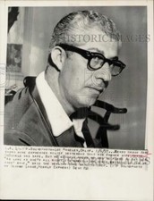 1957 Press Photo Harry Karl, fabricante de sapatos, entrevistado em Los Angeles., usado comprar usado  Enviando para Brazil