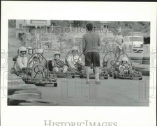 Foto de prensa 1991 adultos y niños montan carros en Anchorage, Alaska segunda mano  Embacar hacia Mexico
