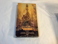 The Goonies VHS 1986 Warner Home Video Slipcover No barcode copyright 1985, usado comprar usado The Goonies VHS 1986 Warner Home Video Slipcover No barcode copyright 1985, usado comprar usado  Enviando para Brazil