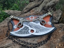 Cosplay feito à mão God of War Blades of Chaos lâminas gêmeas com suporte de madeira, bainha, usado comprar usado Cosplay feito à mão God of War Blades of Chaos lâminas gêmeas com suporte de madeira, bainha, usado comprar usado  Enviando para Brazil