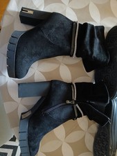 Paire bottines noires d'occasion Paire bottines noires d'occasion  Montigny-le-Bretonneux