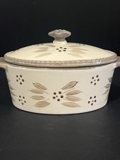 O item na foto é um padeiro redondo Temp-tations Old World 2,5 qt com tampa de cúpula comprar usado  Enviando para Brazil