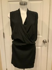 Vestido Zero + Maria Cornejo preto gola V com cintura elástica, tamanho 0 (EUA) comprar usado Vestido Zero + Maria Cornejo preto gola V com cintura elástica, tamanho 0 (EUA) comprar usado  Enviando para Brazil