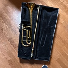 "Trombón Benge con estuche rígido mide estuche de 25"" 34""" segunda mano  Embacar hacia Mexico