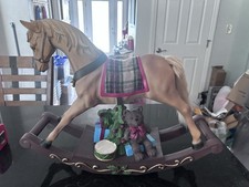 Usado, Grande cavalo de balanço de resina de Natal com brinquedos - Decoração, 22”L x 17”A x 6” W comprar usado Usado, Grande cavalo de balanço de resina de Natal com brinquedos - Decoração, 22”L x 17”A x 6” W comprar usado  Enviando para Brazil