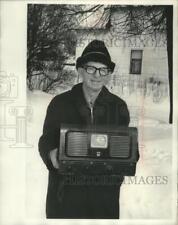 Usado, 1972 Press Photo T. J. Rathke um técnico pioneiro de rádio e TV com aparelho de TV de 3" comprar usado  Enviando para Brazil