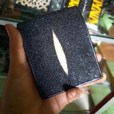 CARTEIRA MASCULINA DE COURO PELE DE ARRAIA - PRETA COM MOTIVO BRANCO OVAL (FRETE GRÁTIS) comprar usado CARTEIRA MASCULINA DE COURO PELE DE ARRAIA - PRETA COM MOTIVO BRANCO OVAL (FRETE GRÁTIS) comprar usado  Enviando para Brazil