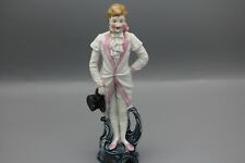 Piękna zabytkowa porcelnanowa figurka dworzanin we fraku i w kapeluszu na sprzedaż  PL