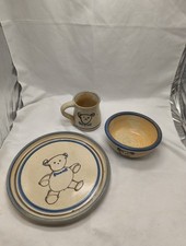 Copo tigela de cerâmica infantil feito à mão bege urso azul assinado J.M comprar usado Copo tigela de cerâmica infantil feito à mão bege urso azul assinado J.M comprar usado  Enviando para Brazil