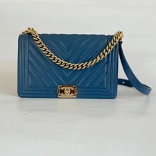 Bolsa Chanel azul Chevron acolchoada Le Boy, média comprar usado Bolsa Chanel azul Chevron acolchoada Le Boy, média comprar usado  Enviando para Brazil