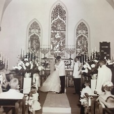 Foto vintage en blanco y negro novia novio besándose iglesia altar boda ceremonia segunda mano  Embacar hacia Mexico