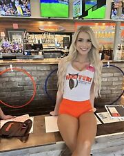 Beautiful hooters girl for sale  Hernando