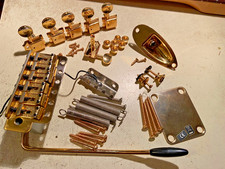 Fender Strat Stratocaster Gold Hardware Tuners Trem Bridge Plate Output comprar usado Fender Strat Stratocaster Gold Hardware Tuners Trem Bridge Plate Output comprar usado  Enviando para Brazil