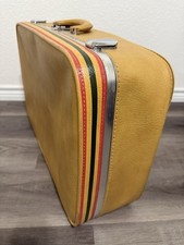 Mala vintage Via Ventura bronzeada retrô capa dura década de 1970 com cetim verde, usado comprar usado Mala vintage Via Ventura bronzeada retrô capa dura década de 1970 com cetim verde, usado comprar usado  Enviando para Brazil