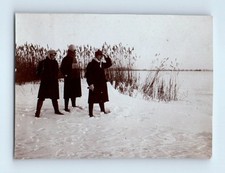 Foto antiga vintage TRIO MASCULINA NEVE INVERNO CENA ERA VITORIANA LAGO CONGELADO OCEANO comprar usado  Enviando para Brazil