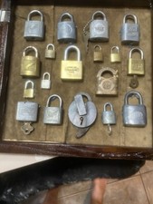 Usado, Vitrine 14x14x3 exibindo 18 fechaduras vintage, algumas com chaves, faz bom mergulho de parede comprar usado  Enviando para Brazil