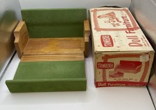 Sofá-cama vintage #154 Strombecker mobília madeira verde com caixa para boneca de 8”, usado comprar usado  Enviando para Brazil