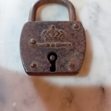 Antico vecchio lucchetto usato Antico vecchio lucchetto usato  Pavia