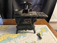 Mini fogão de brinquedo vintage Crescent ferro fundido preto com acessórios comprar usado  Enviando para Brazil