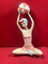 Rare figurine élégante d'occasion  Saint-Julien-de-Vouvantes