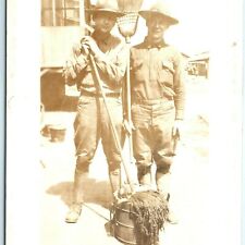 Cartão postal foto real exército forte guarda A27 soldados limpeza RPPC esfregão vassoura c1920 comprar usado  Enviando para Brazil