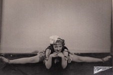 Foto vintage linda mulher fazendo divisões dançarina acrobata? Bom estúdio na França comprar usado  Enviando para Brazil
