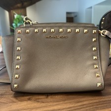 Bolsa tiracolo Michael Kors Selma cravejada couro saffiano cinza acastanhado comprar usado  Enviando para Brazil