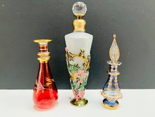 Usado, Lote de 3 frascos de perfume de vidro vintage com acabamento dourado soprado à mão frasco de metal pavão comprar usado  Enviando para Brazil