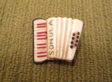 PEQUENO BROCHE VINTAGE SONOLA ACORDEÃO BROCHE (celuloide ou plástico?) comprar usado  Enviando para Brazil