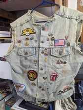 Colete jeans rocker/biker vintage personalizado anos 80/90 tamanho grande com alfinetes e remendos comprar usado Colete jeans rocker/biker vintage personalizado anos 80/90 tamanho grande com alfinetes e remendos comprar usado  Enviando para Brazil