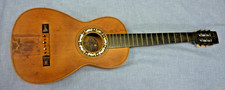 Belle ancienne guitare d'occasion  Village-Neuf