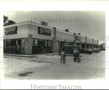 Usado, 1986 Press Photo Meninos em bicicletas fora Express Food Mart, 2801 Loyola Drive comprar usado  Enviando para Brazil