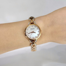 Bulova relógio feminino dois tons cristal acento com mostrador em madrepérola, usado comprar usado  Enviando para Brazil