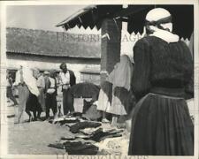 1961 Press Photo roupas de segunda mão exibidas perto do bazar em Scutari Albânia comprar usado  Enviando para Brazil