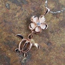 Colar pingente de prata esterlina folheado a ouro rosa PLUMERIA + TARTARUGA HONU SP88139 comprar usado Colar pingente de prata esterlina folheado a ouro rosa PLUMERIA + TARTARUGA HONU SP88139 comprar usado  Enviando para Brazil