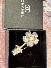 Chanel flower brooch d'occasion  Verfeil