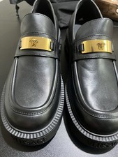 Sapatos Versace pretos novos em folha com detalhes dourados – Calçado de designer de luxo, usado comprar usado  Enviando para Brazil