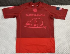 Camiseta WSL Surf Ranch Pro 2023 Rancher 18 Rash Guard tamanho grande vermelha não usada evento comprar usado  Enviando para Brazil