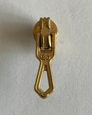 Pin gold zipper d'occasion  Expédié en Belgium