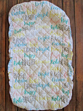 Trocador de fraldas Land of Nod capa almofada de troca acolchoada algodão texto BRILHANTE FELIZ comprar usado  Enviando para Brazil