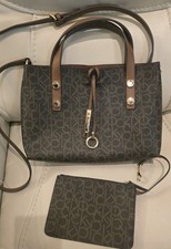 Usado, Nova Bolsa Transversal Calvin Klein Marrom Monograma com Conjunto de Carteira 8x12" comprar usado Usado, Nova Bolsa Transversal Calvin Klein Marrom Monograma com Conjunto de Carteira 8x12" comprar usado  Enviando para Brazil