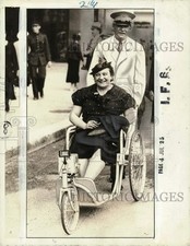 1925 Press Photo Lady anda em "cadeira de rodas" na Exposição Internacional de Paris comprar usado  Enviando para Brazil