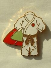 PIN'S JUDO - KIMONO  - CEINTURE MARRON - DOUBLE ATTACHE - EMAIL comprar usado  Enviando para Brazil
