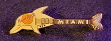 Pin Hard Rock Cafe Miami - Guitarra em forma de golfinho - (#5782) - 1999 comprar usado Pin Hard Rock Cafe Miami - Guitarra em forma de golfinho - (#5782) - 1999 comprar usado  Enviando para Brazil