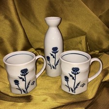Usado, Conjunto de 2 canecas hexagonais Benihana azul/branco cardo de cártamo + garrafa de licor Japão comprar usado  Enviando para Brazil